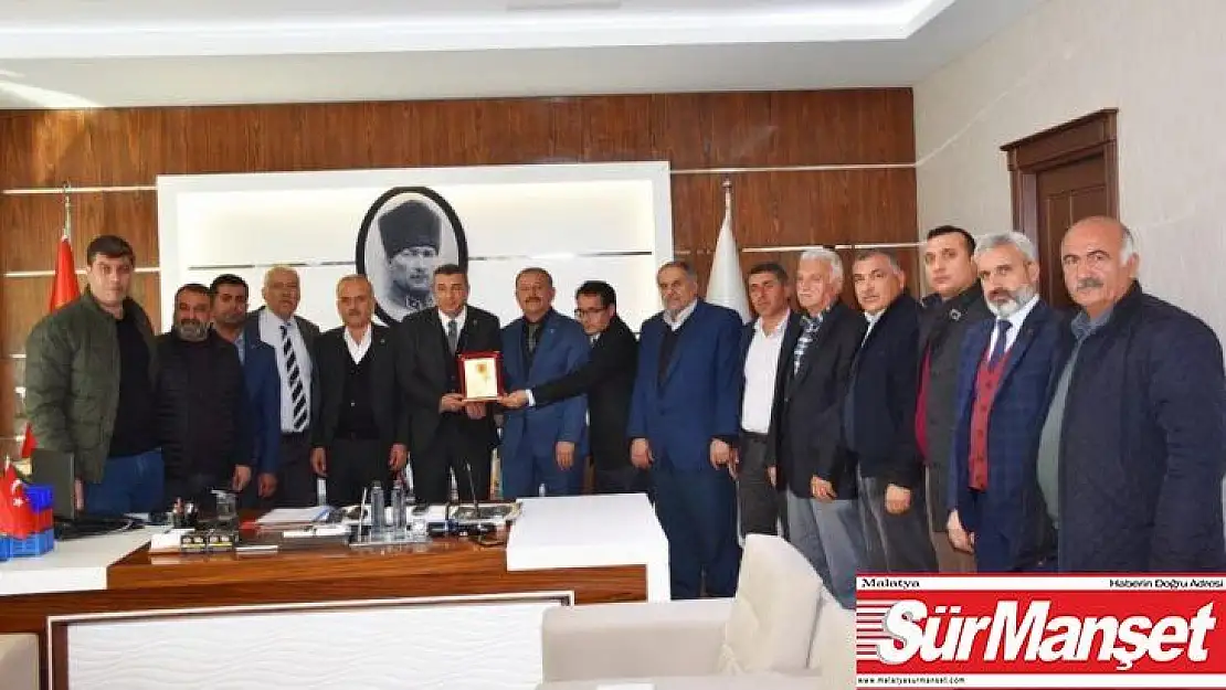 Yeşilyurt mahalle muhtarlarından Başkanı Özcan'a plaket