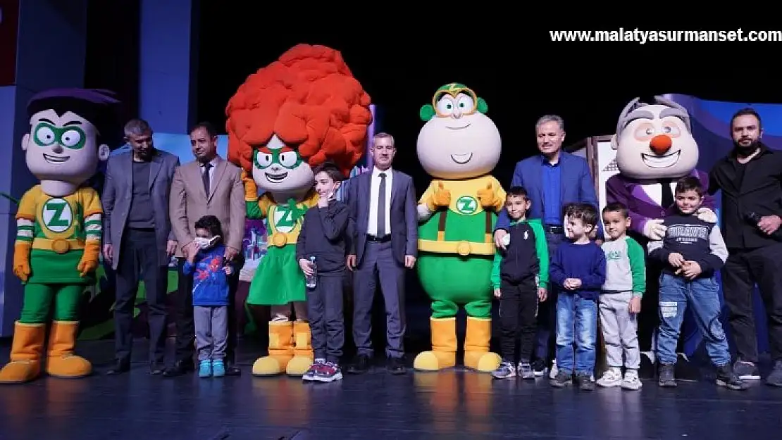 Yeşilyurt'ta 'Z takımı' müzikal tiyatro gösterisi yoğun ilgi gördü