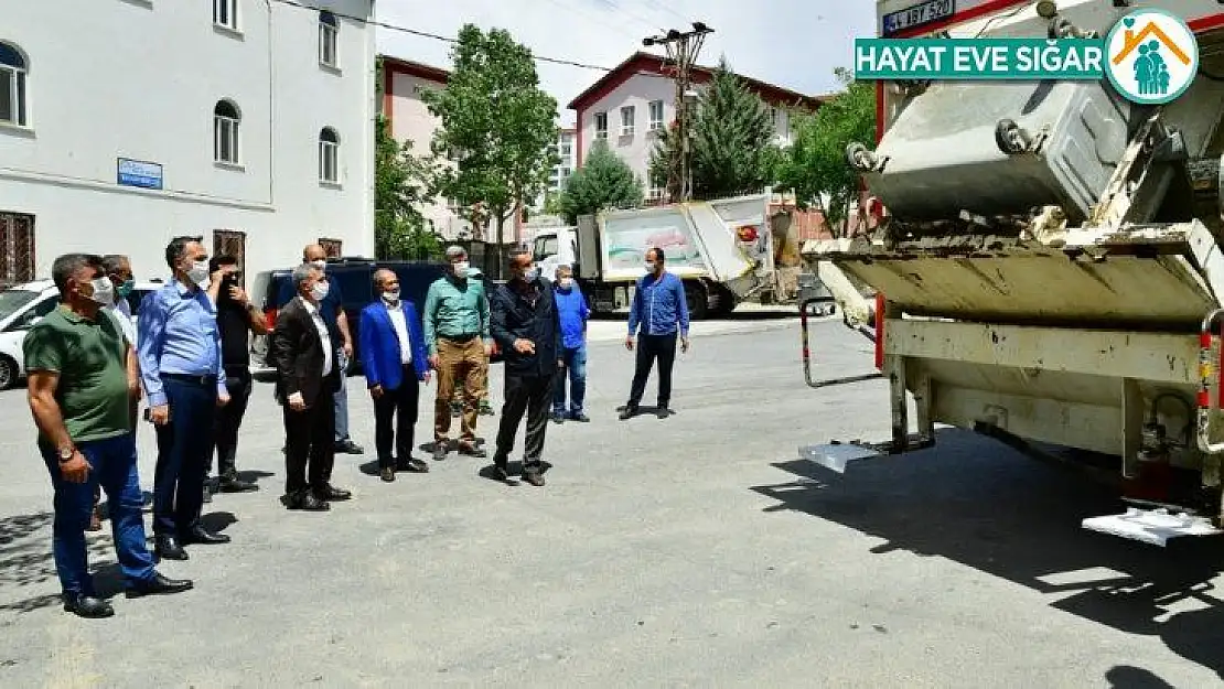 Yeşilyurt'ta galvanizli çöp konteynırları dezenfekte ediliyor