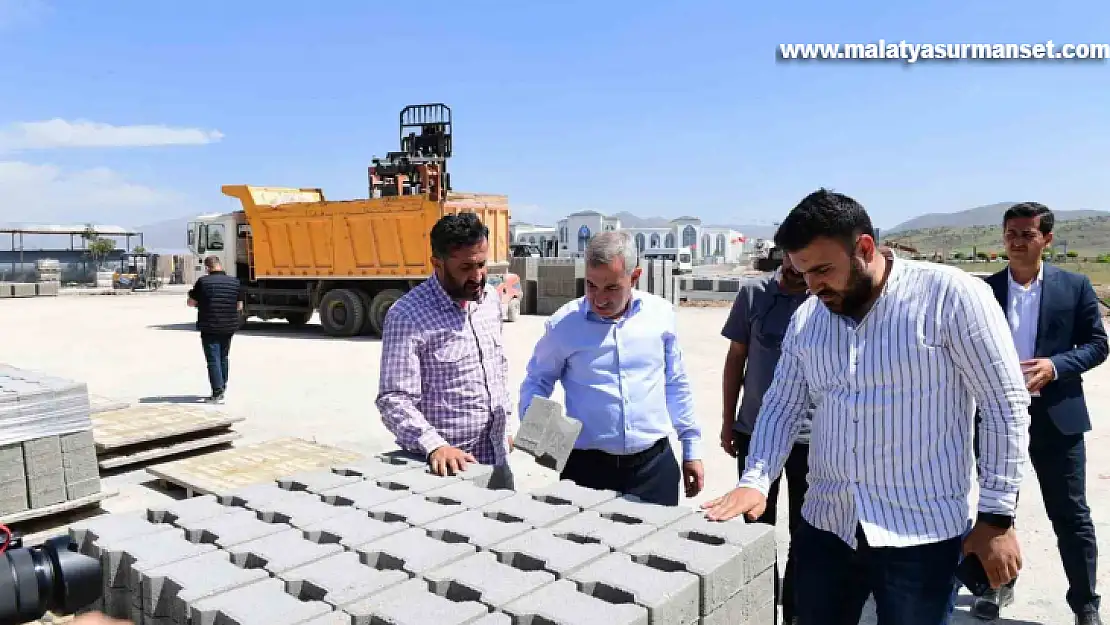 Yeşilyurt'ta hasar gören yollar baştan aşağıya yeniliyor