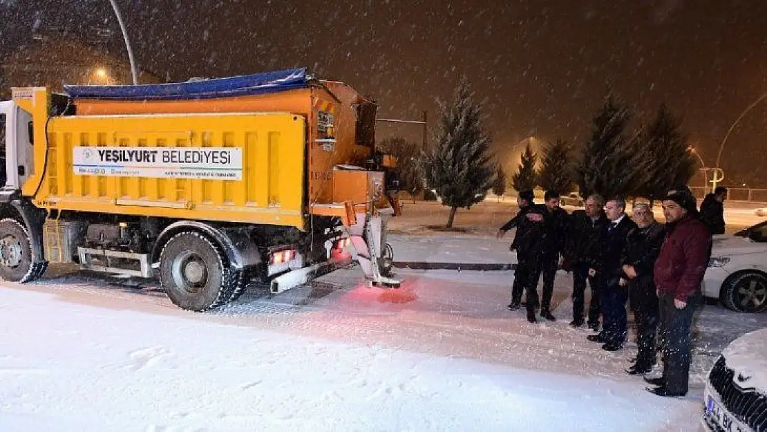 Yeşilyurt'ta karla mücadele çalışmaları sürüyor