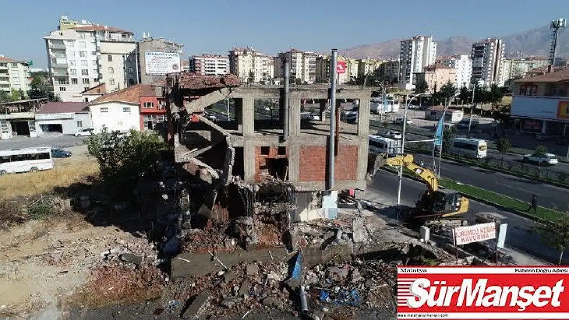 Yeşilyurt'ta riskli binalar yıkılıyor