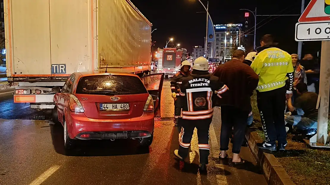 Yeşilyurt'ta Tır ile Otomobil Çarpıştı 3 Yaralı
