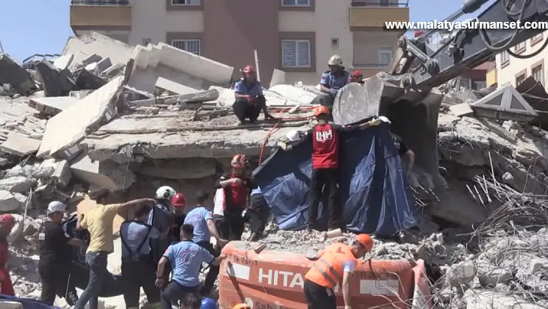 Yıkım sırasında çöken binanın enkazı altında kalan operatör hayatını kaybetti