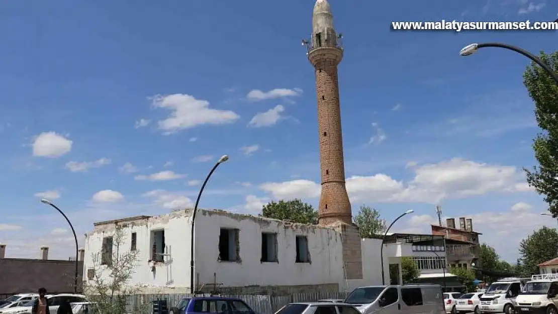 Yıkımı durdurulan caminin akıbeti merak konusu oldu