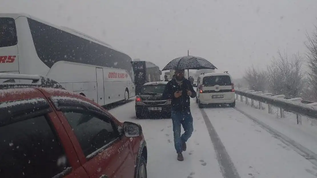 Yoğun kar Bursa Ankara karayolunu trafiğe kapattı