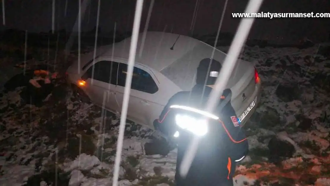 Yoğun kar yağışı nedeniyle kayarak yol dışına çıkan aracı AFAD kurtardı