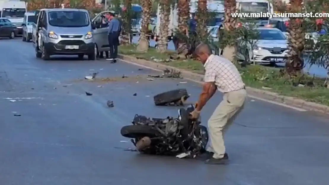 Yol kenarında duran motosiklet sürücüsünün acı sonu