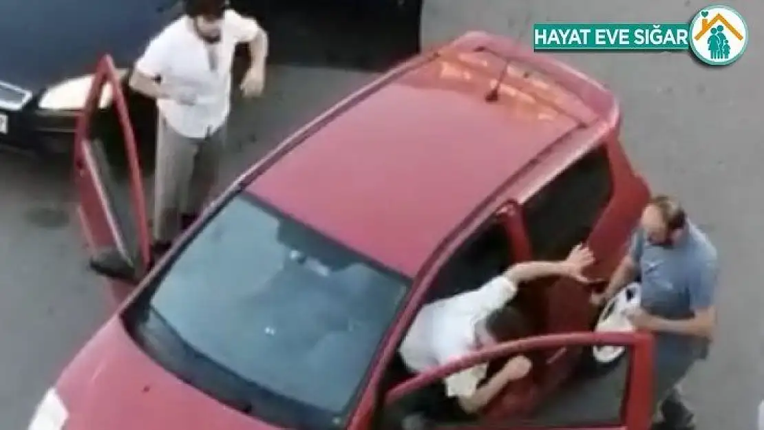 Yol verme kavgasında tartıştığı vatandaşları silahla tehdit etti
