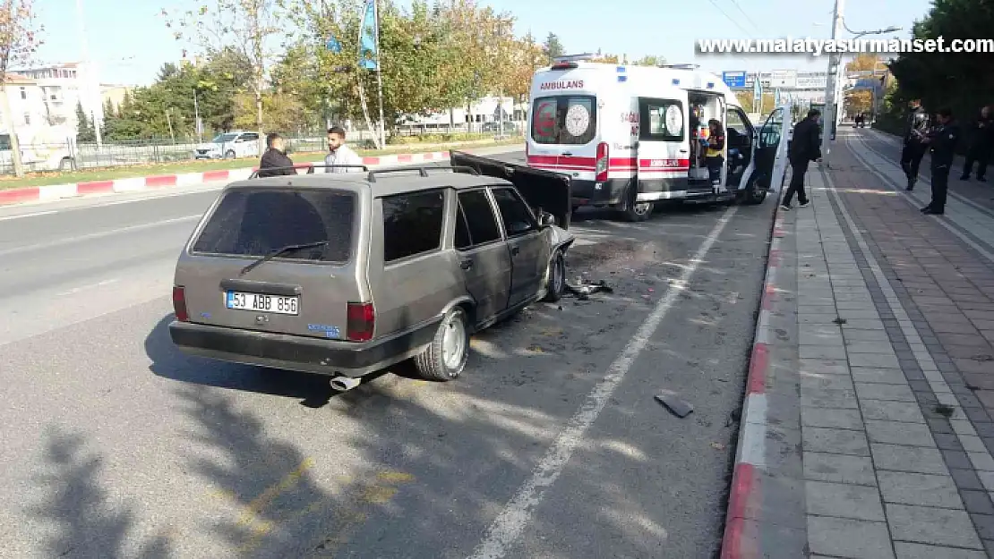 Yolcu indiren otomobile başka bir otomobil çarptı: 4 yaralı