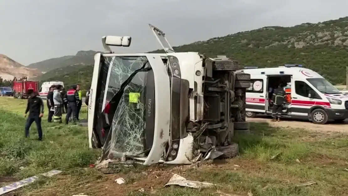 Yolcu midibüsünün devrilmesi sonucu 10 kişi yaralandı