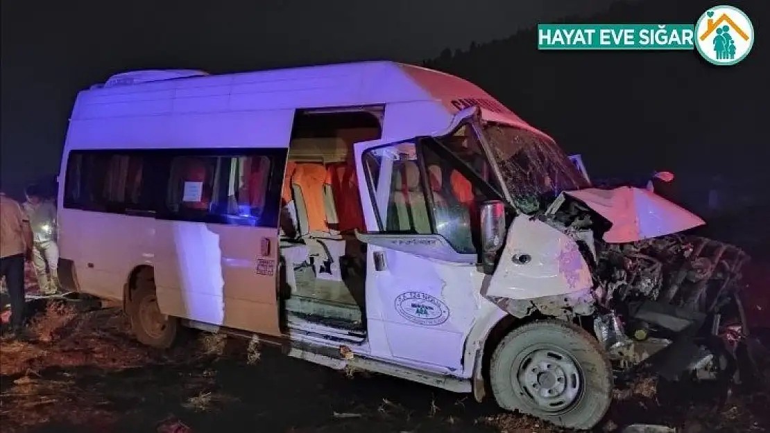 Yolcu minibüsü ile traktör çarpıştı: 8 yaralı