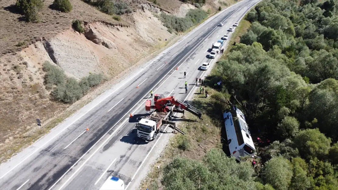 Yolcu Otobüsü Devrildi 1 Kişi Hayatını Kaybetti 33 Yaralı