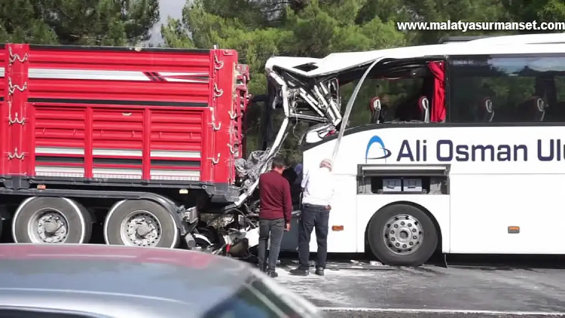 Yolcu otobüsü tırla çarpıştı, 2 kişi öldü, 12 kişi yaralandı