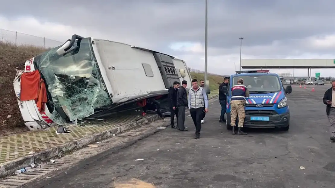 Yolcu otobüsü tırla çarpıştı, 5 kişi yaralandı