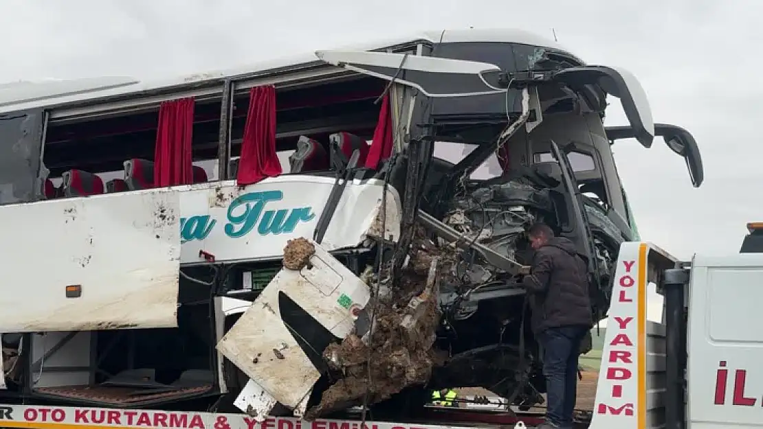 Yolcu otobüsünün devrilmesi sonucu 1 kişi öldü, 18 kişi yaralandı