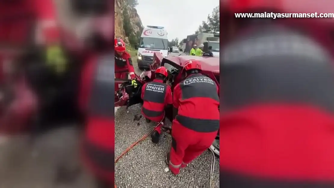 Yolcu otobüsüyle çarpışan otomobildeki 2 kişi öldü