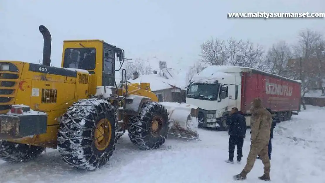 Yolda kalan tırın yardımına ekipler yetişti