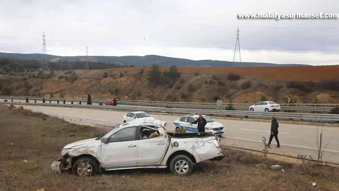 Yoldan çıkan pikap takla attı: 3 yaralı