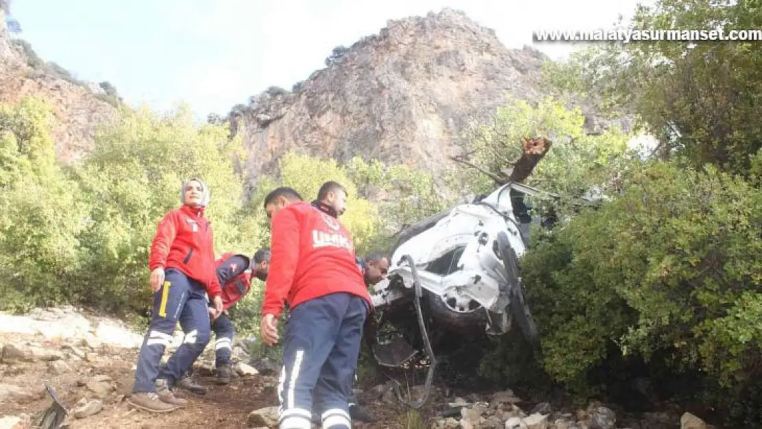 Yoldan çıktı, 350 metrelik uçurumdan yuvarlandı: 1 ölü