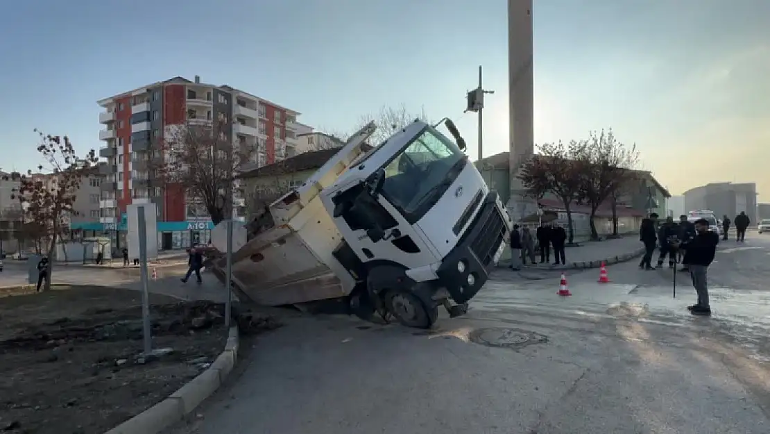 Yolun çökmesi sonucu yan yatan hafriyat kamyonunun sürücüsü yaralandı