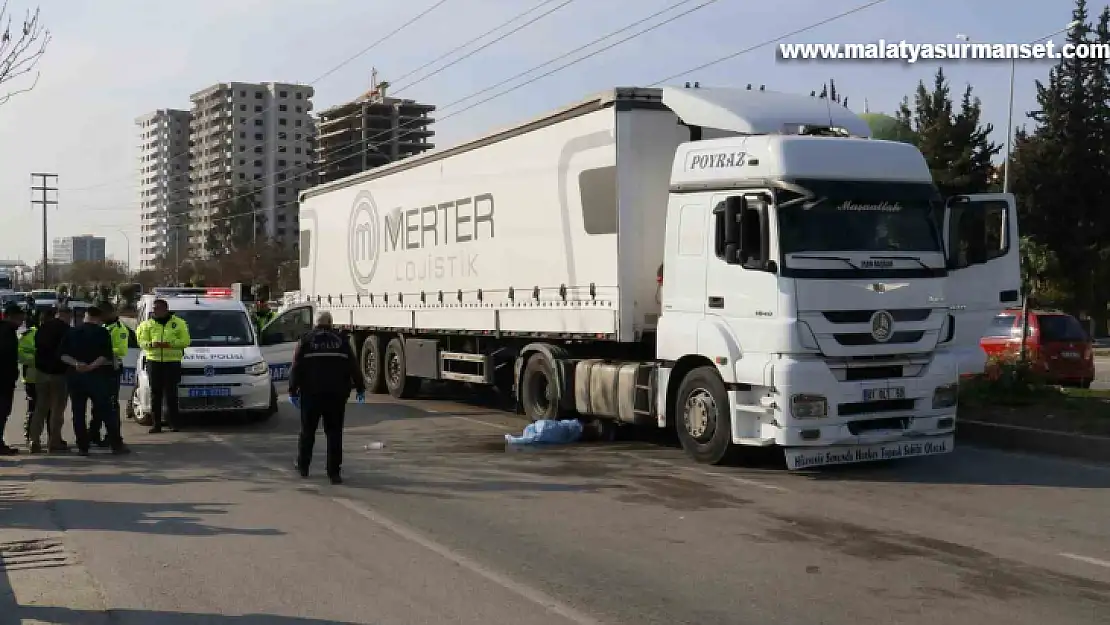 Yolun karşısına geçmek isterken tırın altında kalan kişi öldü