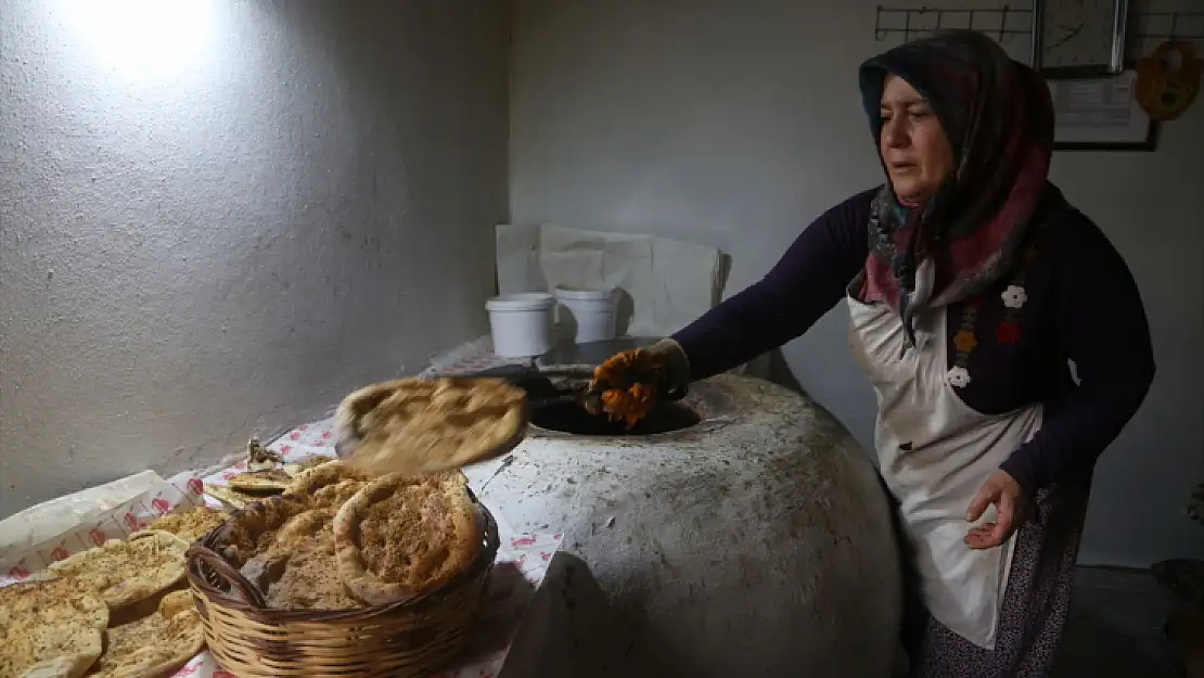 Yöresel Ekmeğini Yaparak İl Dışına Gönderiyor