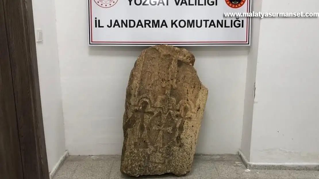 Yozgat'ta haç işlemeli mezar taşı ve tarihi İncil ele geçirildi