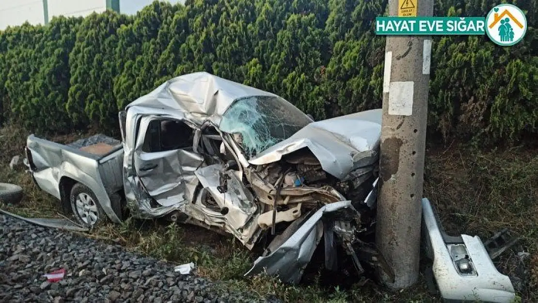 Yük treni ile kamyonet çarpıştı: 1 ölü