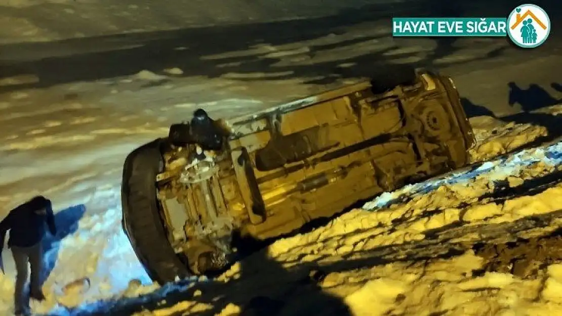 Yüksekova'da cenaze aracı şarampole devrildi