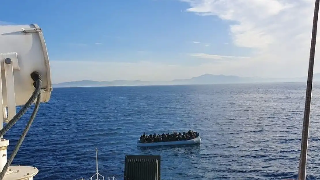 Yunanistan'ın çaresiz bıraktığı 93 göçmeni Türk sahil güvenliği kurtardı