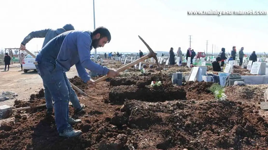 Yürek yakan hatıralar mezarlıklara dizildi