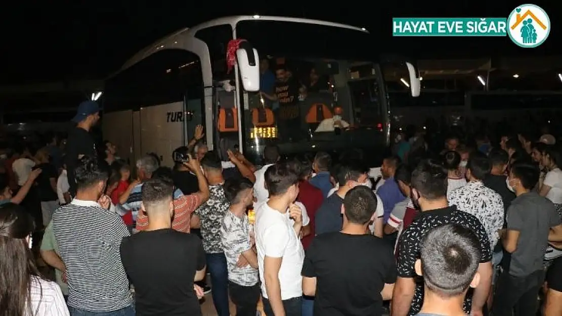Yüzlerce kişi sosyal mesafesiz asker uğurladı