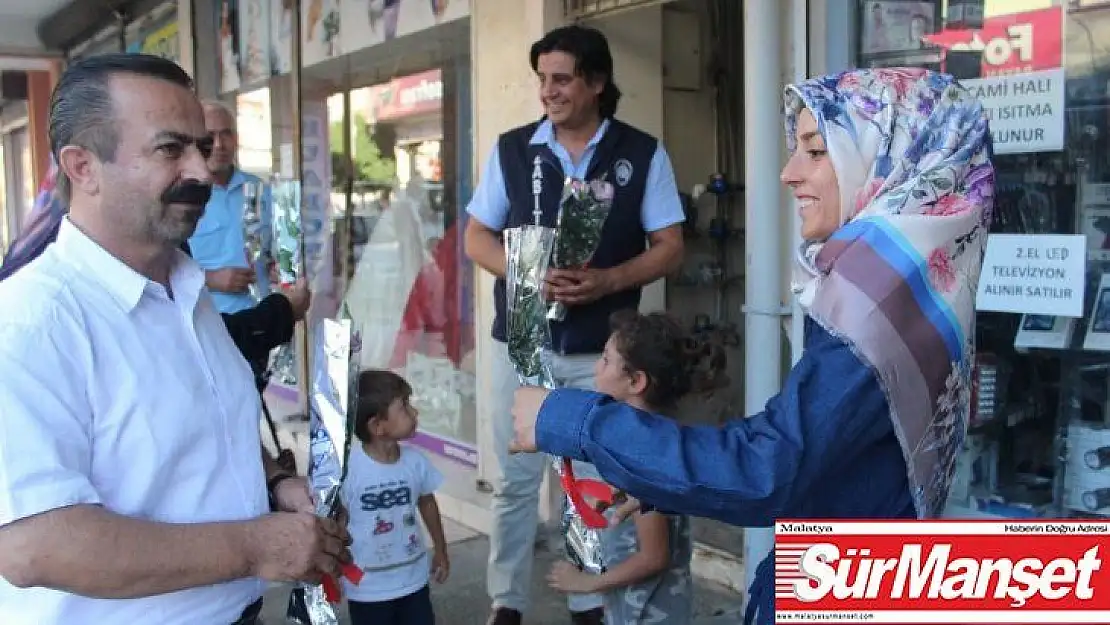 Zabıta ekiplerinden vatandaşlara karanfil