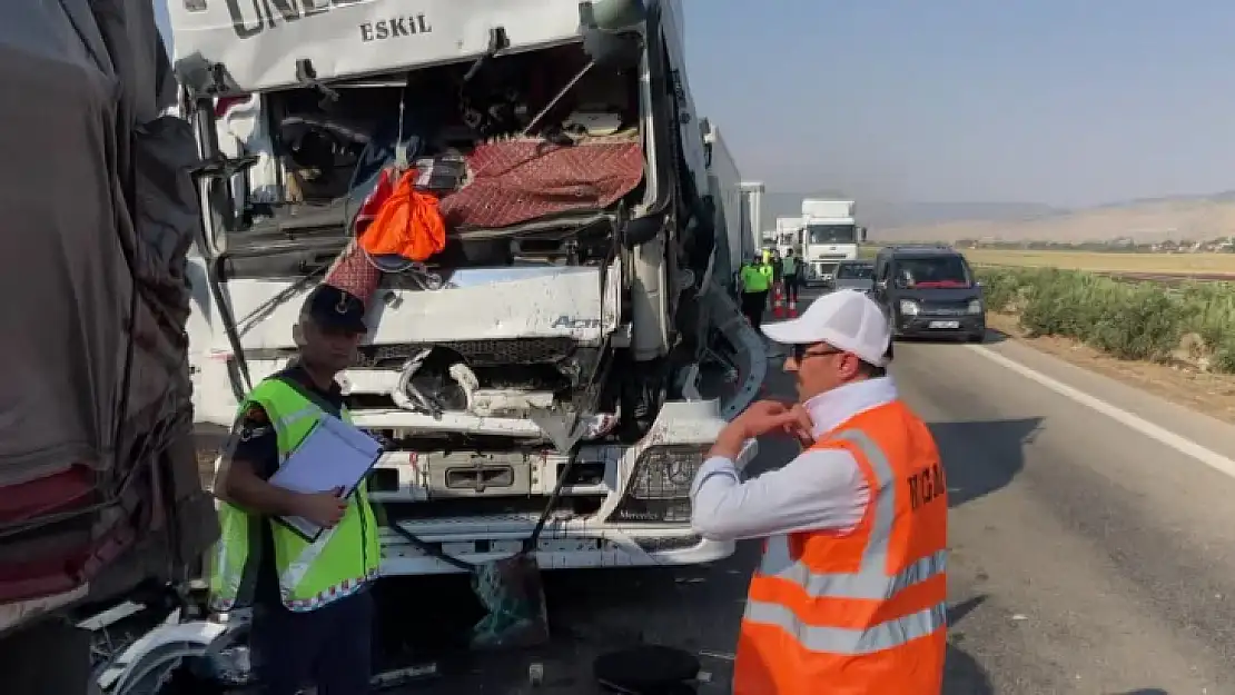 Zincirleme Trafik Kazasında 1 Kişi Öldü 6 Kişi Yaralandı