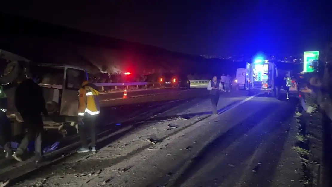 Zincirleme Trafik Kazasında 2 Kişi Öldü 2 Kişi Yaralandı