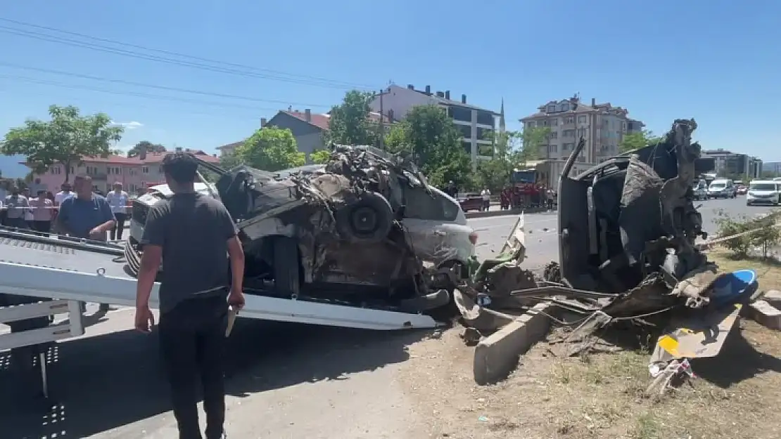 Zincirleme trafik kazasında 2 işi öldü, 3 kişi yaralandı