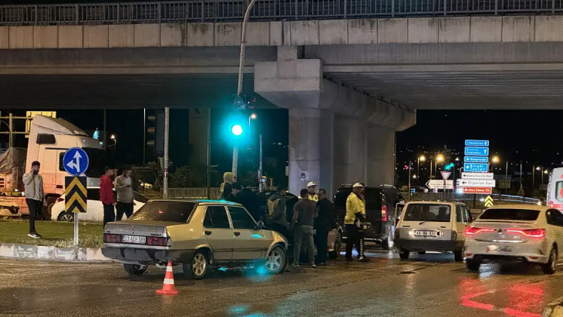 Zincirleme Trafik Kazasında 3 Kişi Yaralandı