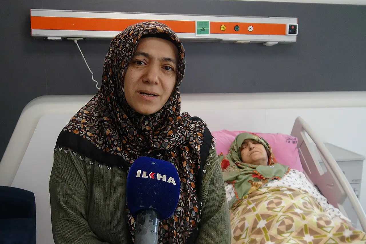 Malatya'da 73 yaşındaki kadının dizinden 24 taşlaşmış tümör çıkarıldı!