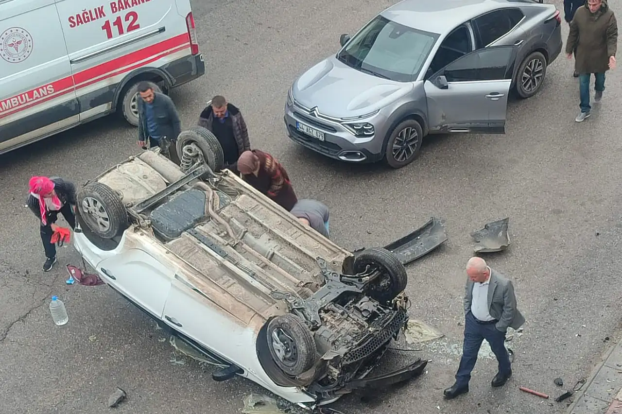 Ters Dönen Araçtan Minik Öğrenci Hafif Yaralı Kurtuldu