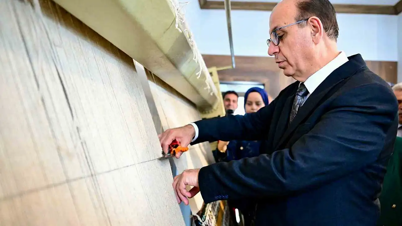 Başkan Geçit, halı dokuma kursunda kesim törenine katıldı