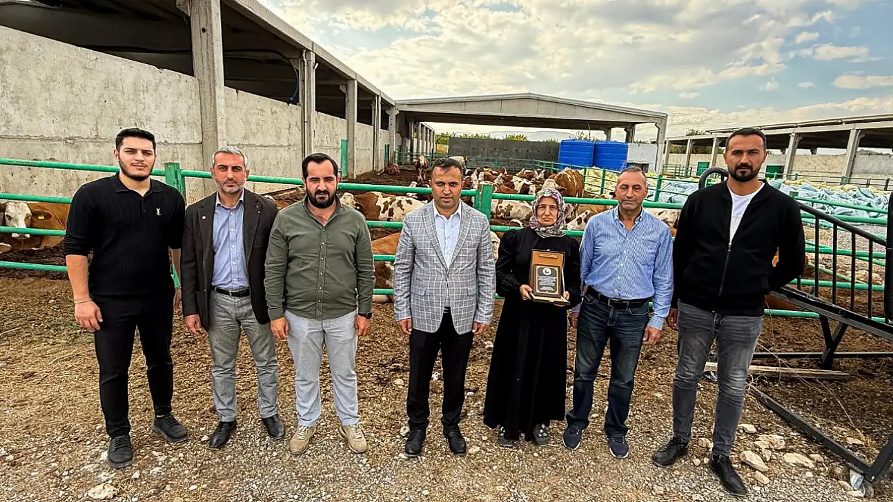 TOBB Malatya Genç girişimciler kurulu tarafından kadın girişimci Hafure Adak'a plaket