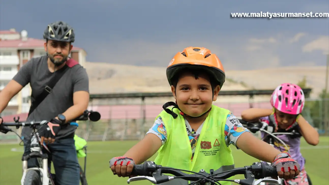 Malatya'da çocuklar bisiklet ve motosiklette kask takmanın önemini kliple anlattı