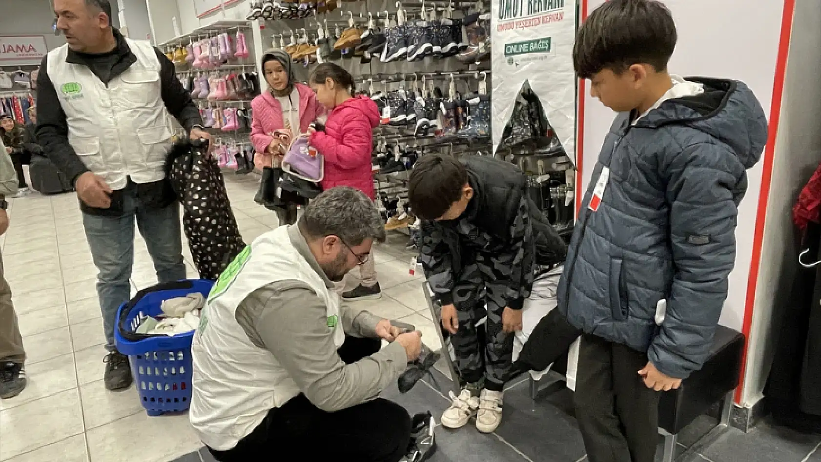 Malatya'da depremzede çocuklara bot ve mont yardımı