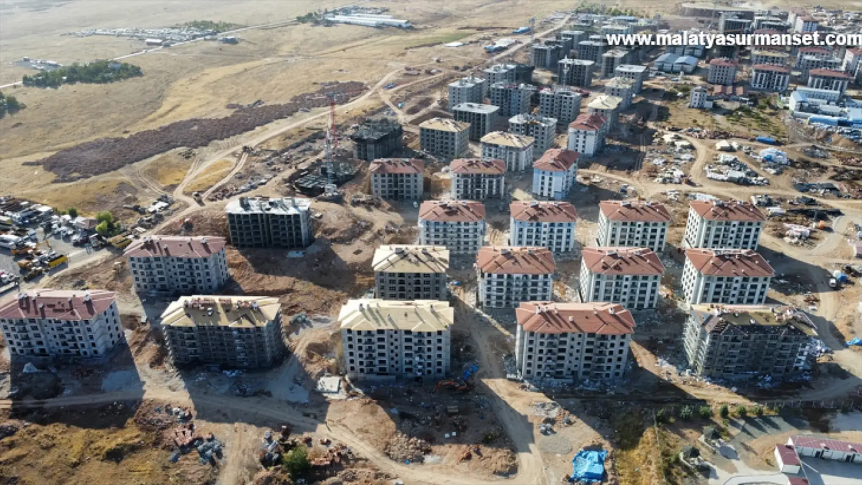 Malatya'daki deprem konutlarında dış cephe işlemleri yapılıyor