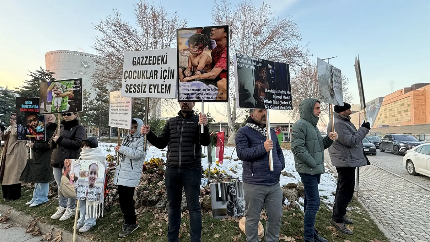 Öğretmenler Gazze'deki zulme dikkati çekmek için 26 haftadır eylemde