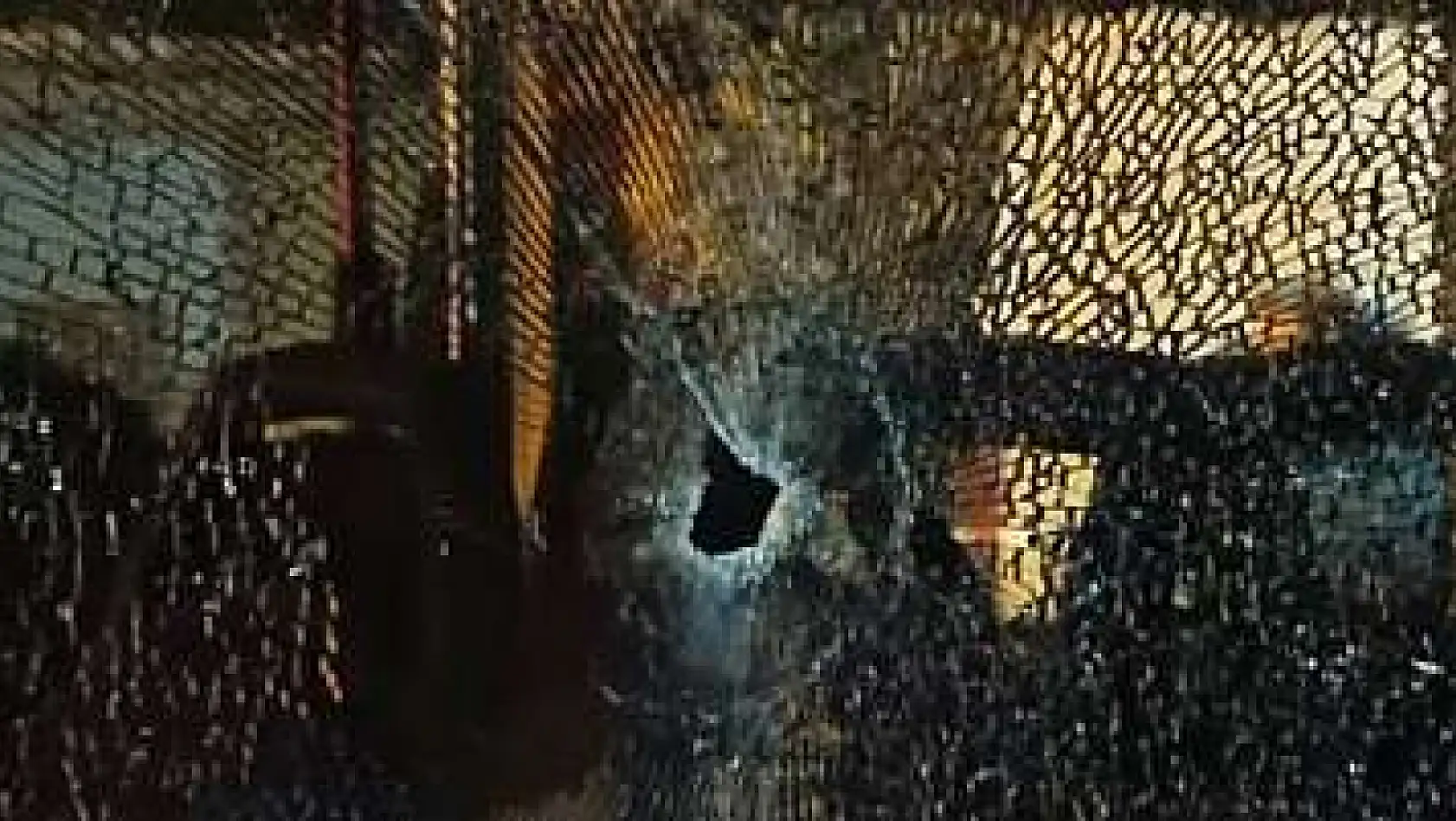 Otobüse silahlı saldırı anı kamerada