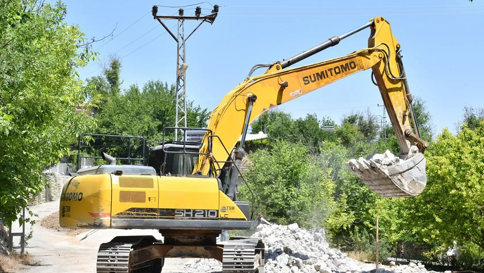 Yeşilyurt Belediyesi, Şahnahan'da Yol Güvenliği İçin Taş Duvar Çalışması Yapıyor