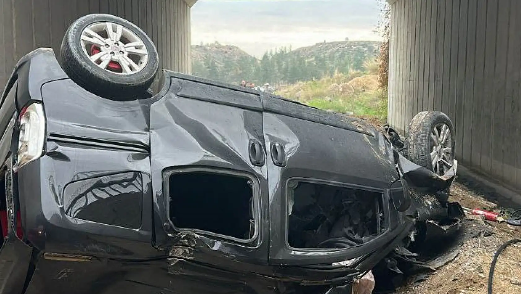 Araç otoyol köprüsünden düştü: 2 ölü, 3 yaralı