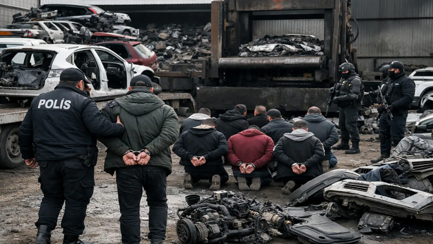 Çalıntı araçları parçalayarak satışa sunan 8 kişi yakalandı